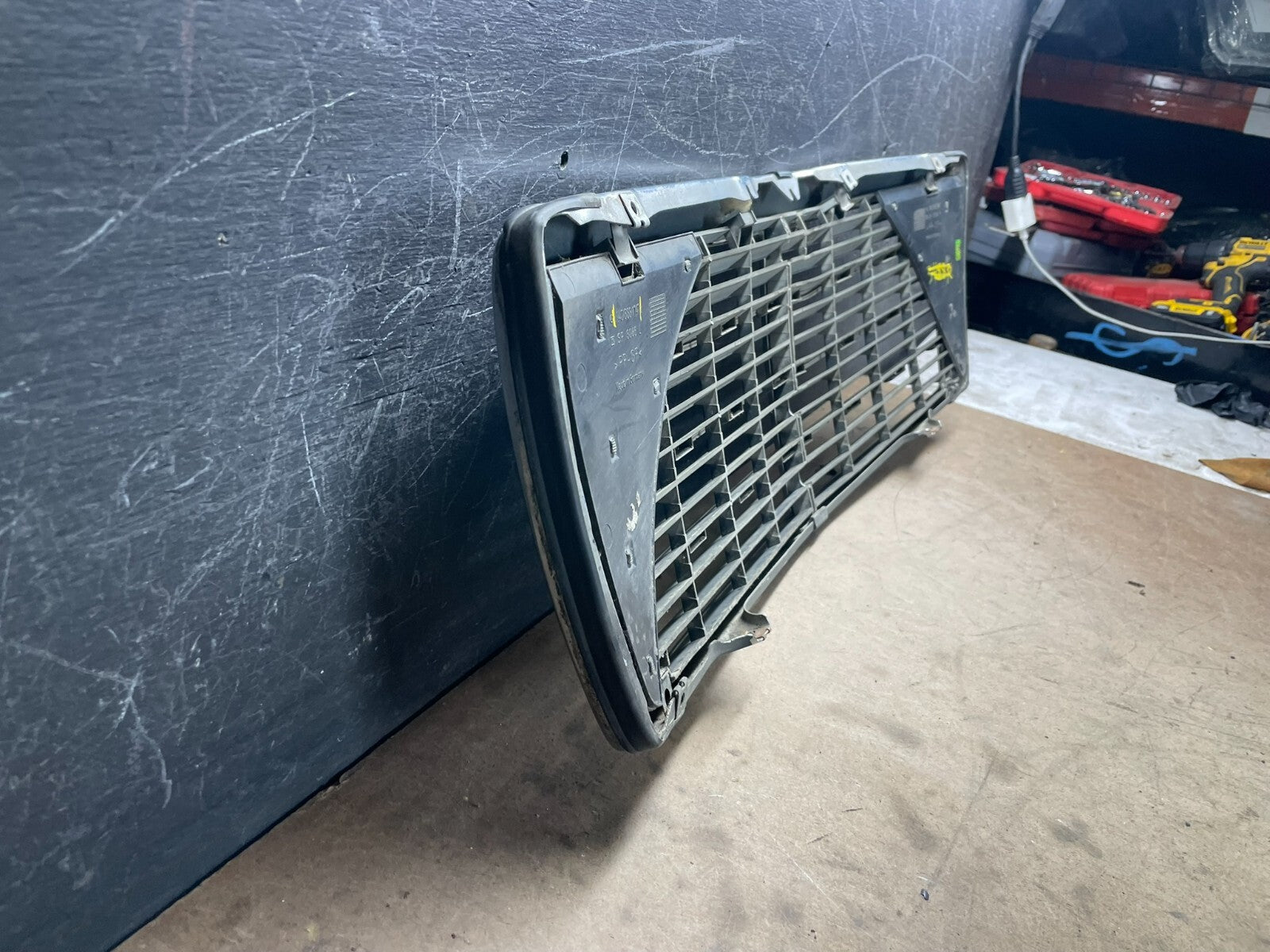 1994 to 1998 Mercedes-Benz W140 S600 S500 S320 Front Upper Grille M5176 DG10