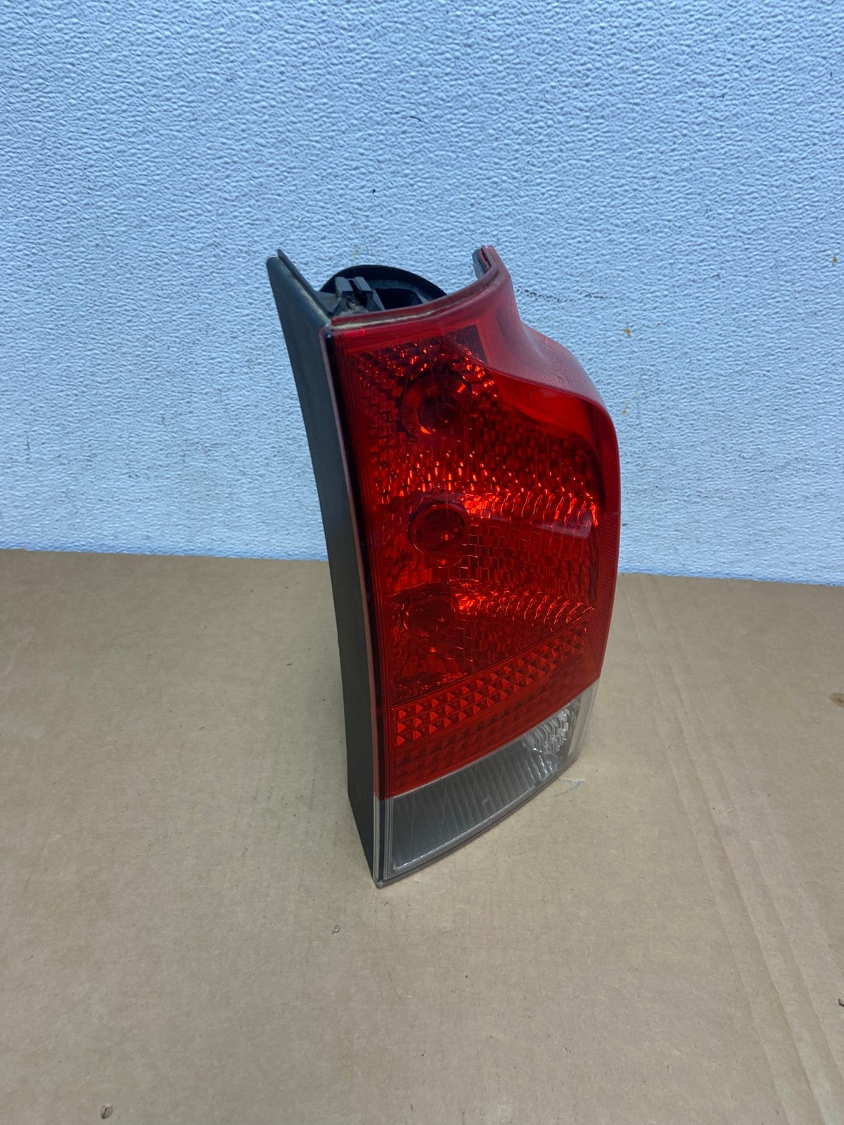 2005 to 2007 Volvo Xc70 V70 Right Passenger RH Side Tail Light AD2560 LK2