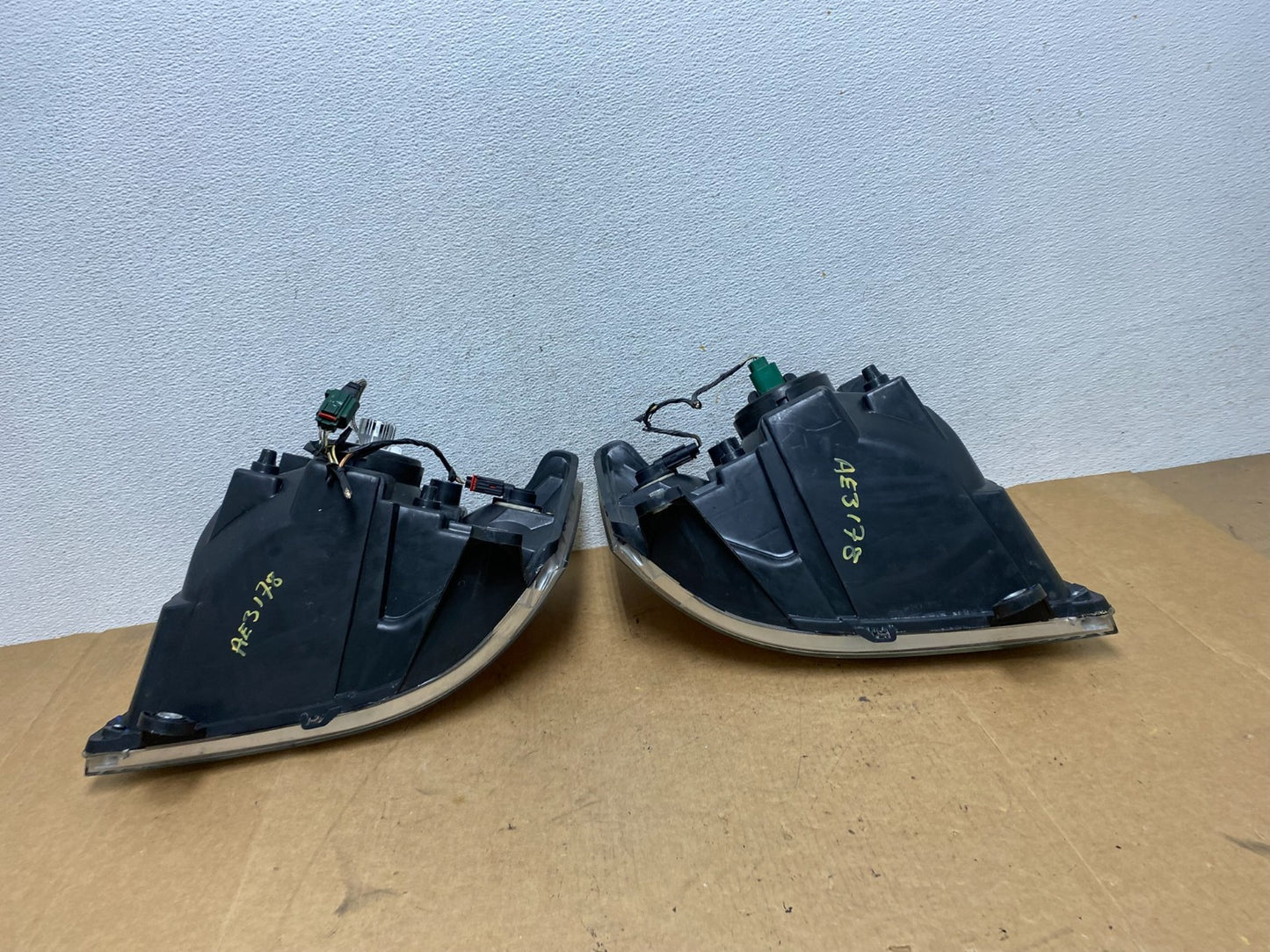 2008 to 2010 Dodge Caravan Left+Right Set Side Halogen Headlights AE3178 DW5