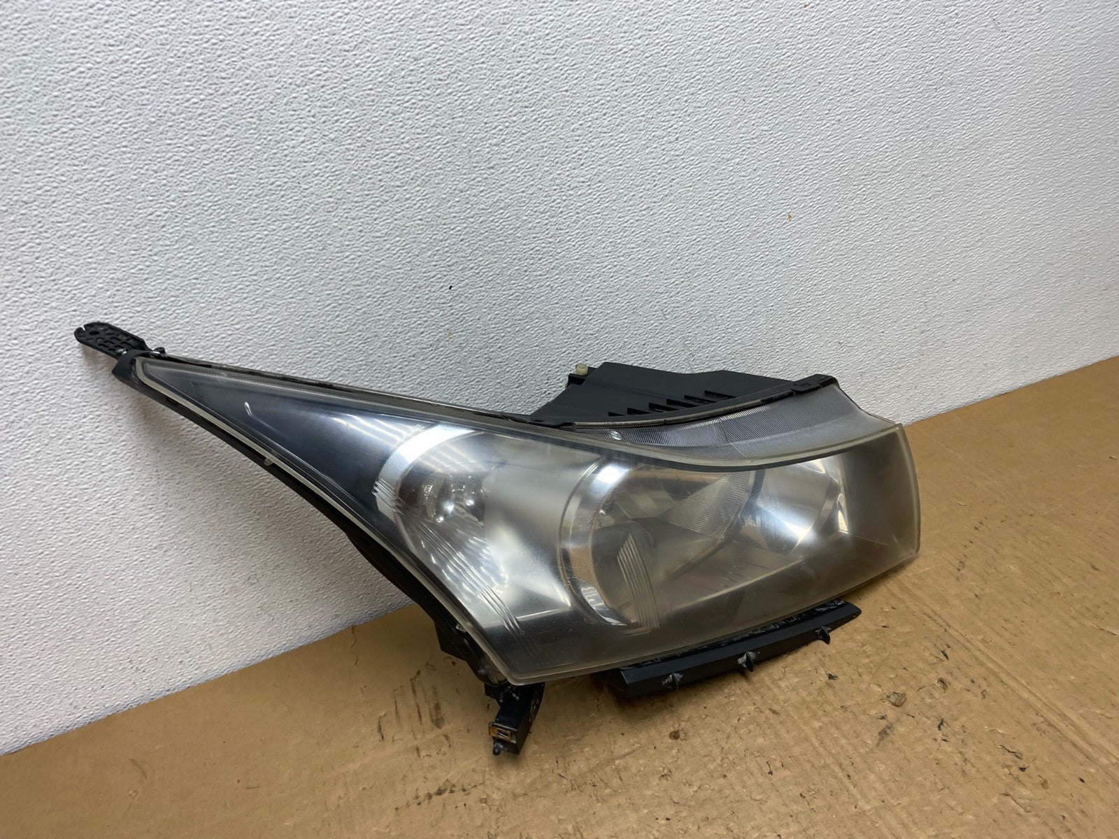 2011 to 2015 Chevrolet Cruze Halogen Right Passenger Rh Headlight AC8128 DW2