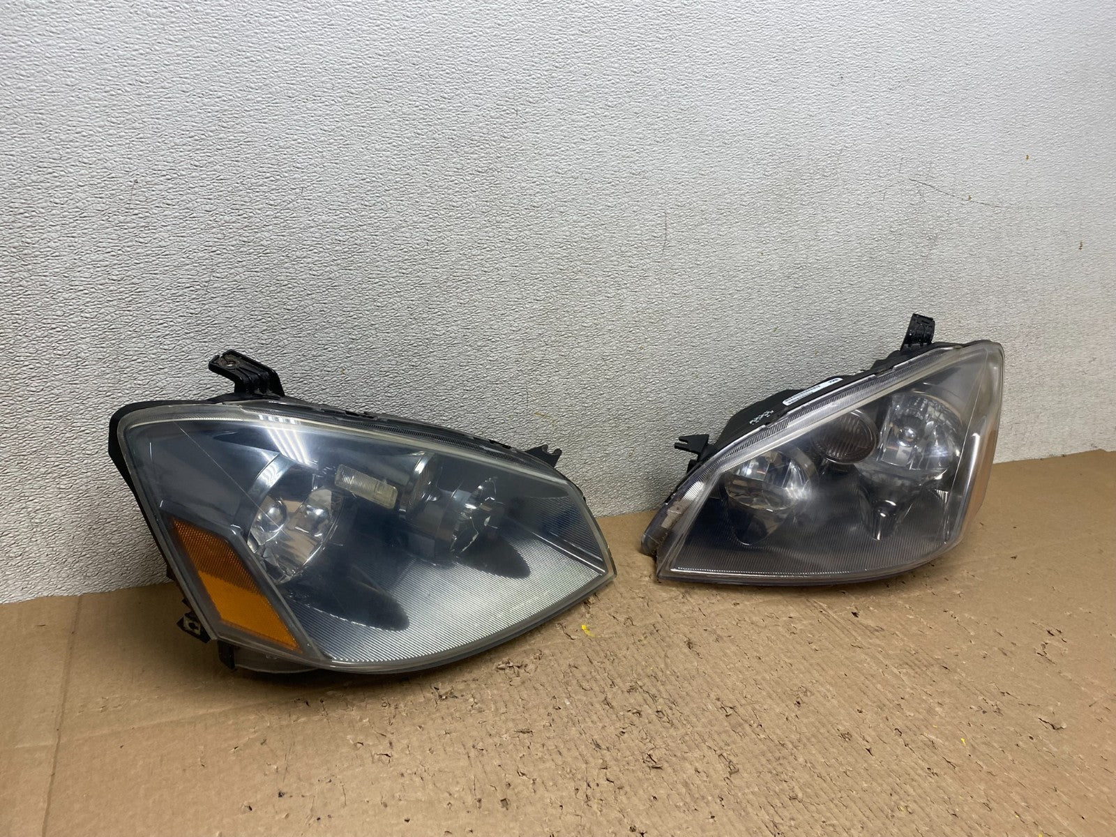 2005 to 2006 Nissan Altima Left+Right Side Set Halogen Headlights TYC T7936 DW2