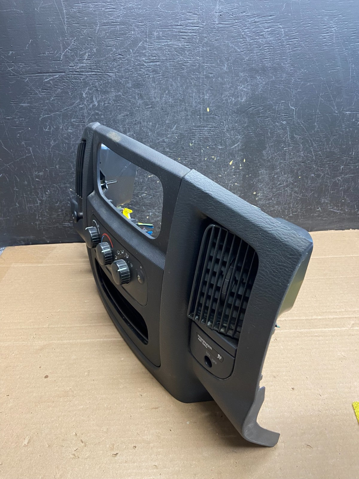 2002 to 2005 Dodge Ram Radio Climate Control Dash Air Vent Bezel Trim AG5133 DG2