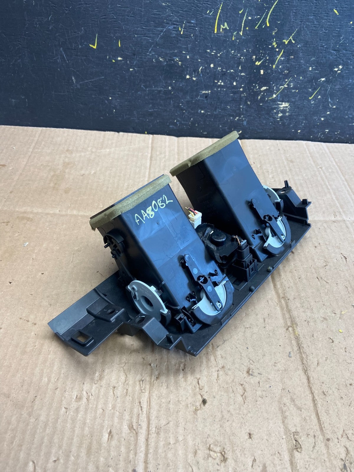 2006 to 2011 Cadillac DTS Dash Center Air Vent Heater Bezel OEM AA8082 DG3