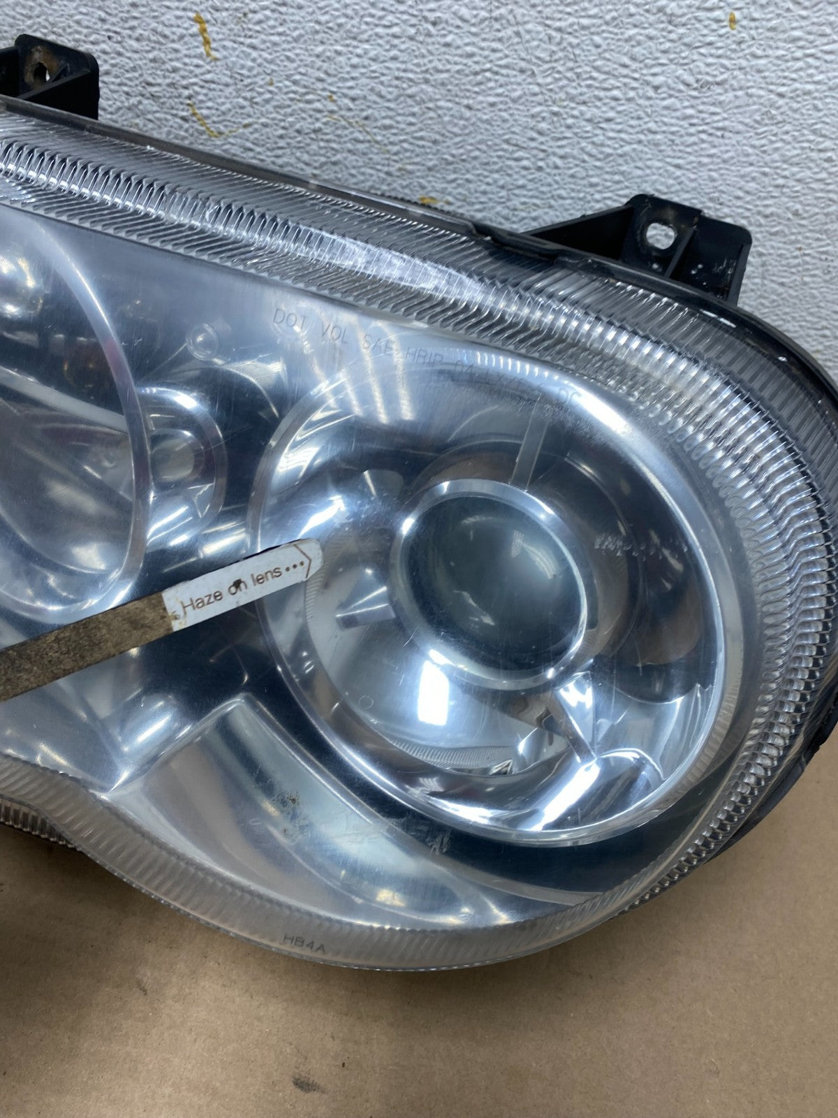 2005 to 2010 Chrysler 300C Left+Right Side Halogen Headlights AH9433 DW6