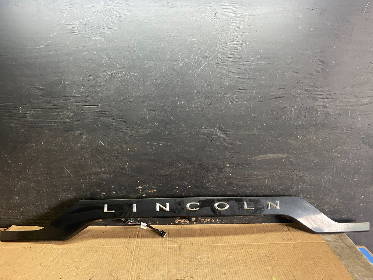 2015 - 2017 Lincoln Navigator Rear Hatch Trim Molding License Camera r7938 DG0