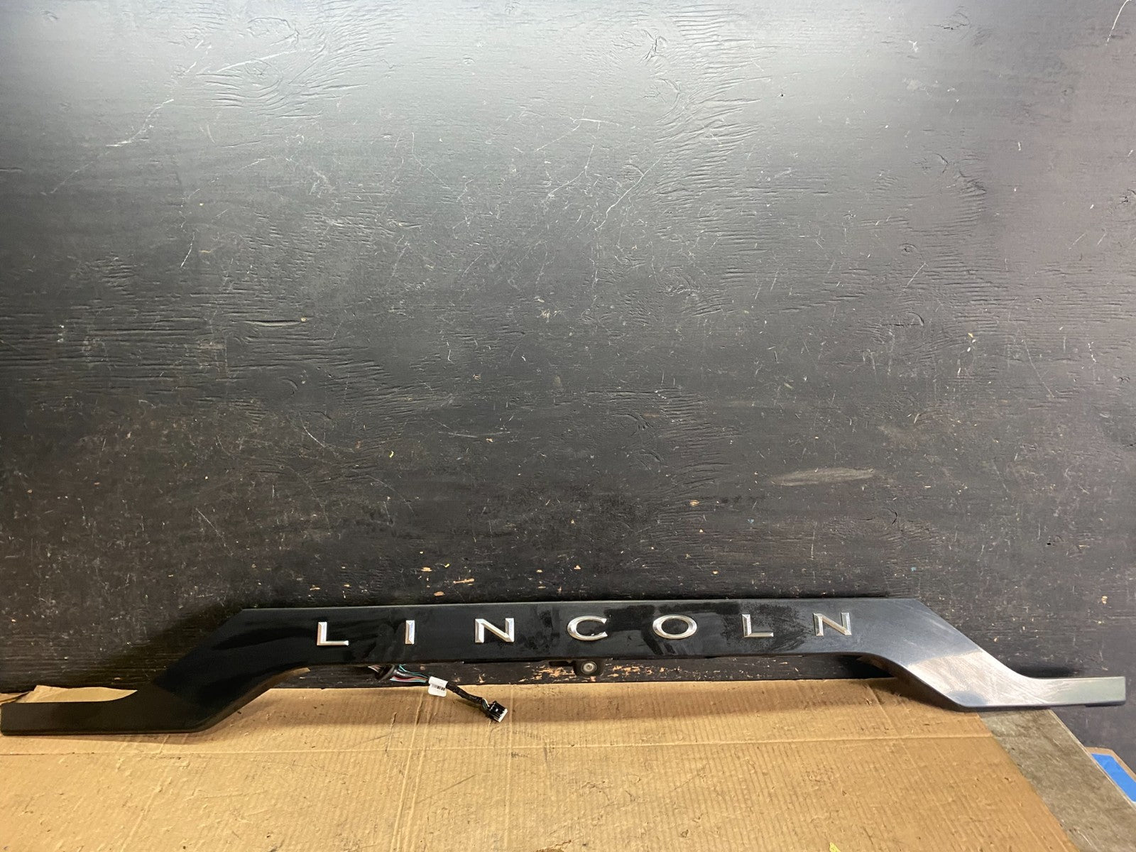 2015 - 2017 Lincoln Navigator Rear Hatch Trim Molding License Camera r7938 DG0