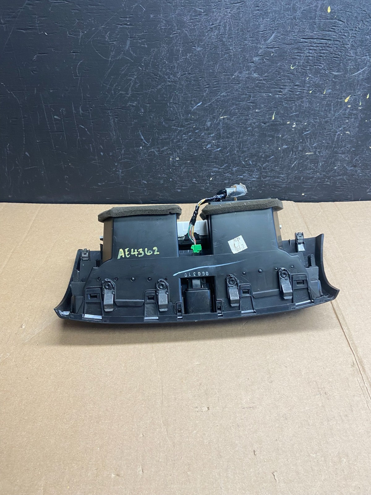 2004 to 2008 Acura TL Front Dash Dashboard AC Center Clock Air Vent AE4362 DG3