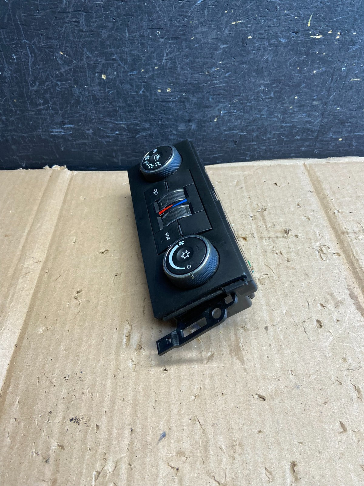 2012 to 2013 Chevrolet Avalanche 1500 Tahoe Climate Control A/C Panel AI2848 DW1
