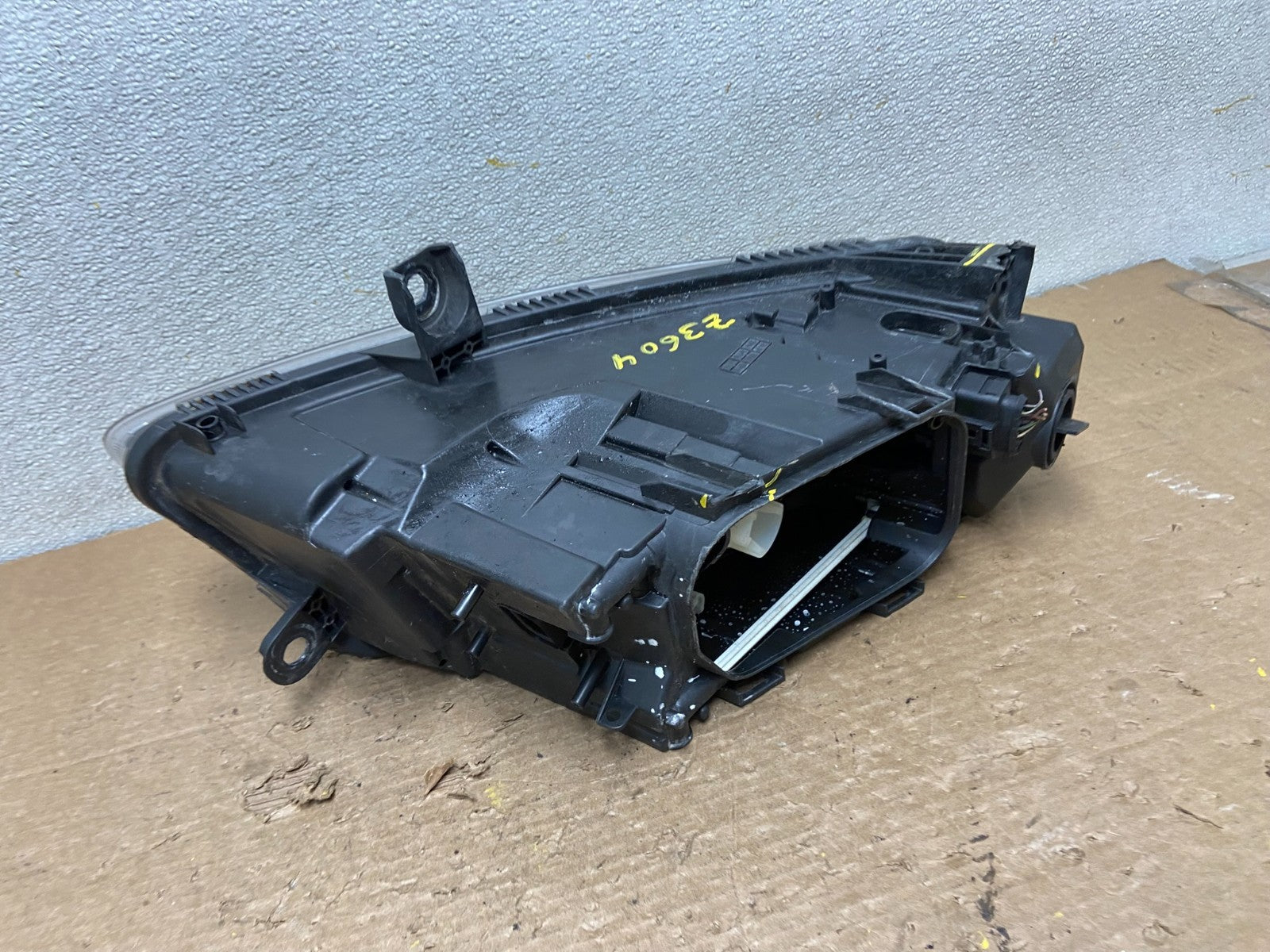 2005 to 2008 Audi A6 Left Driver Side Headlight Halogen Z3604 DW8