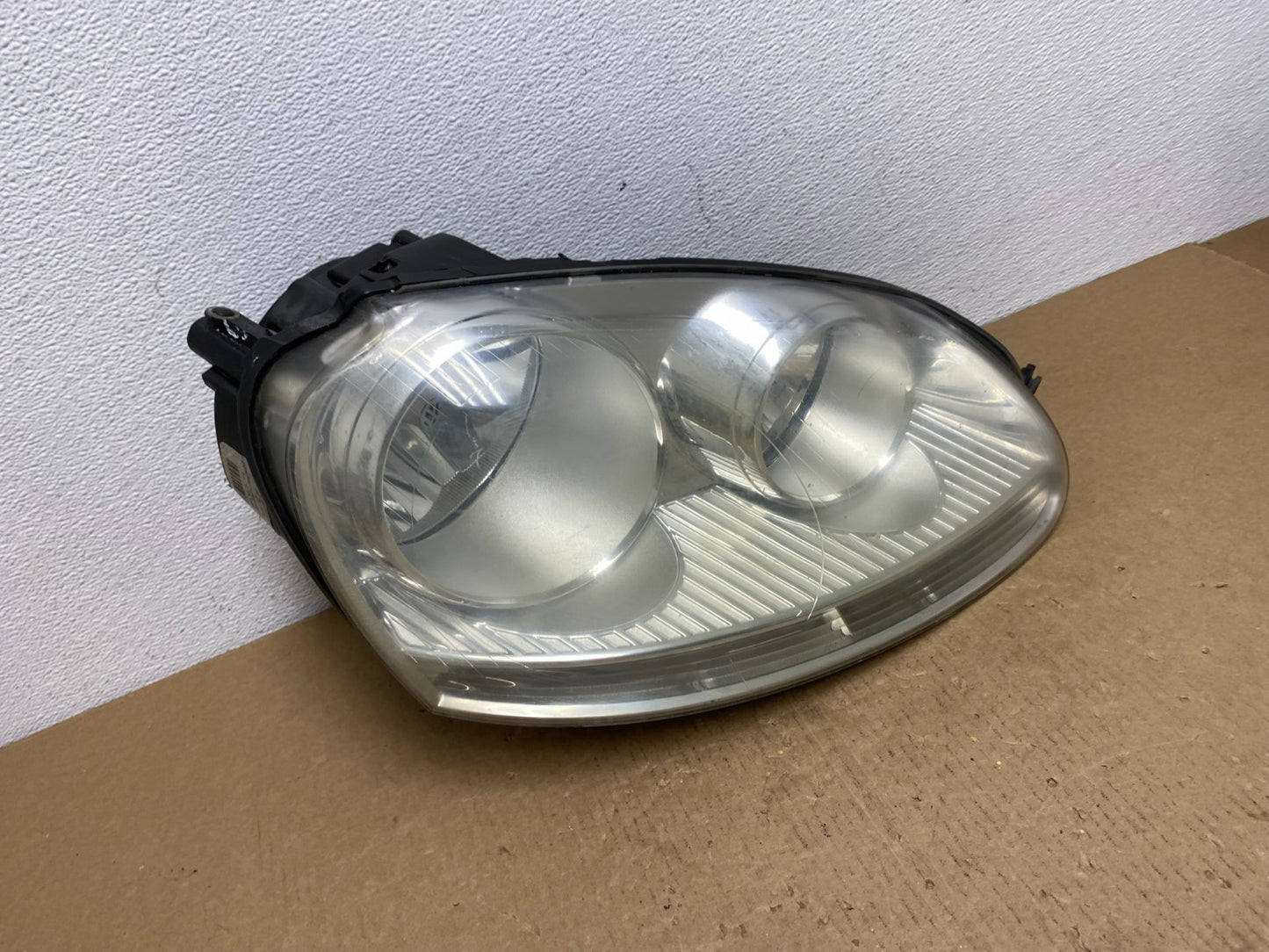 2005 - 2010 Volkswagen Jetta Right Passenger RH Side Headlight Halogen AC1203 DW2