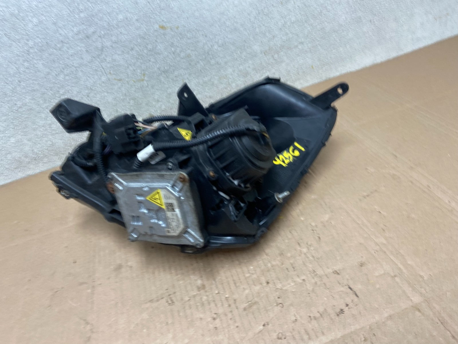 2006 to 2011 Cadillac DTS Right Passenger RH Side Xenon Hid Headlight OEM Y25617