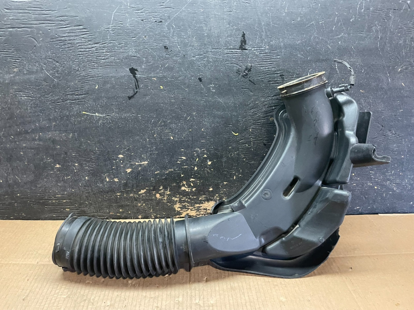 2011 to 2018 Chrysler 300 3.6L Air Intake Duct Tube Cleaner OEM y1743 DG4