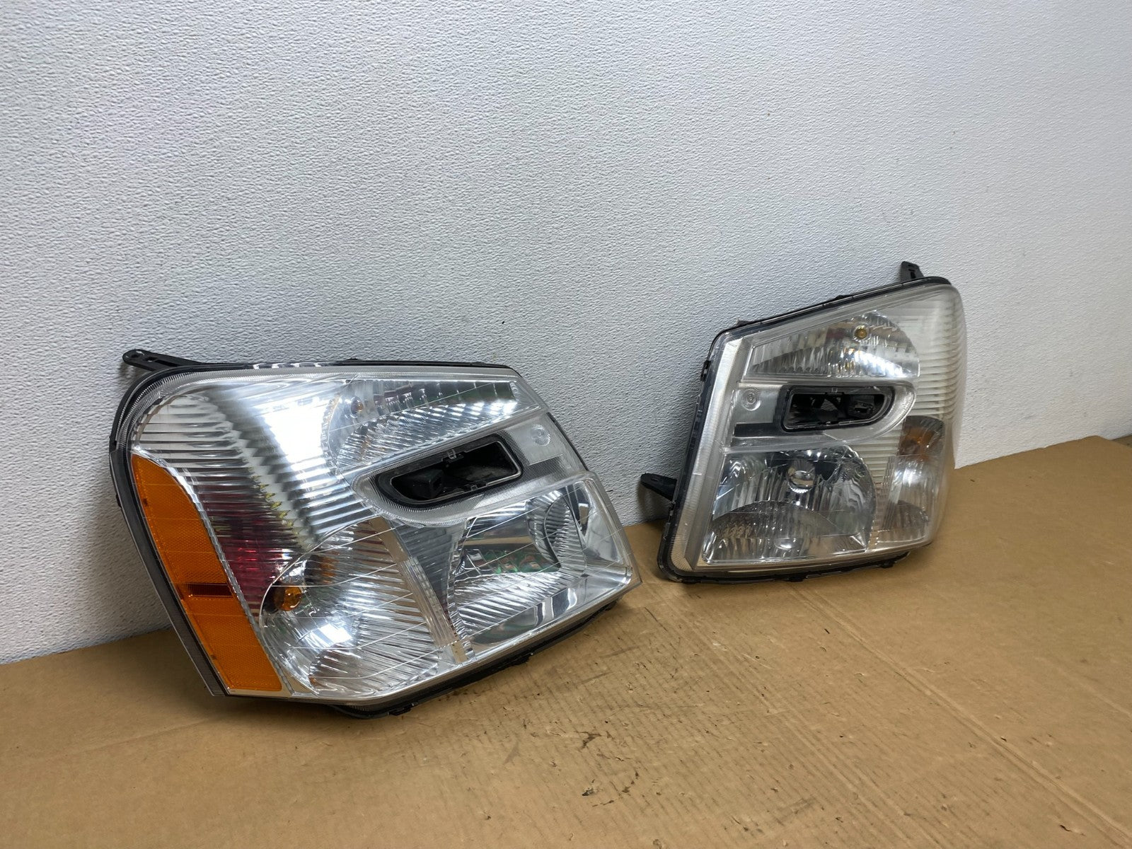 2005 to 2009 Chevrolet Equinox Left+Right Set Halogen Headlights AC7617 DW2