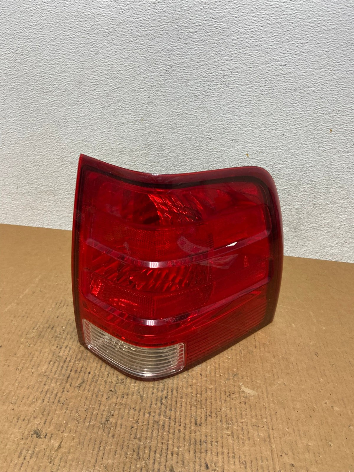 2003 2004 2005 2006 Ford Expedition Right Passenger Rh Tail light AE02750