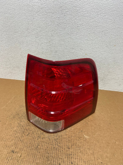 2003 2004 2005 2006 Ford Expedition Right Passenger Rh Tail light AE02750