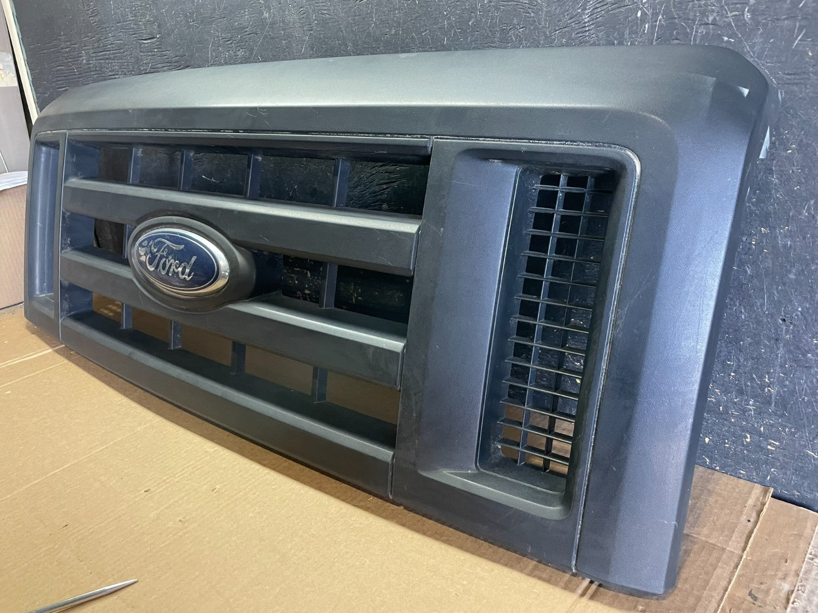 2008 to 2014 Ford Econoline E150 E250 Front Upper Chrome Grill Grille AB2983 DG2