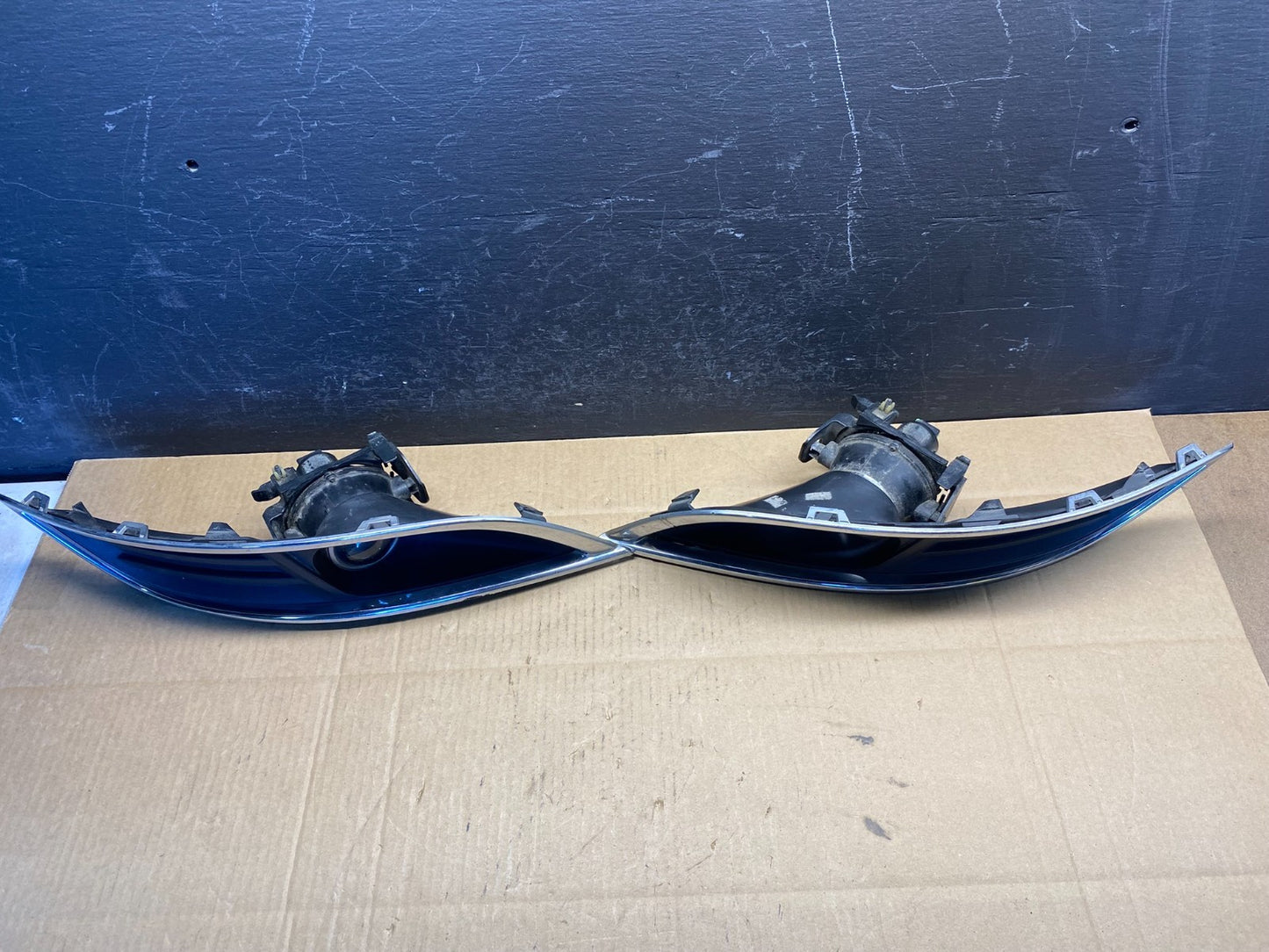 2013 to 2016 Lincoln MKT Left+Right Set Front Fog Light Bezel AD5040 DG1