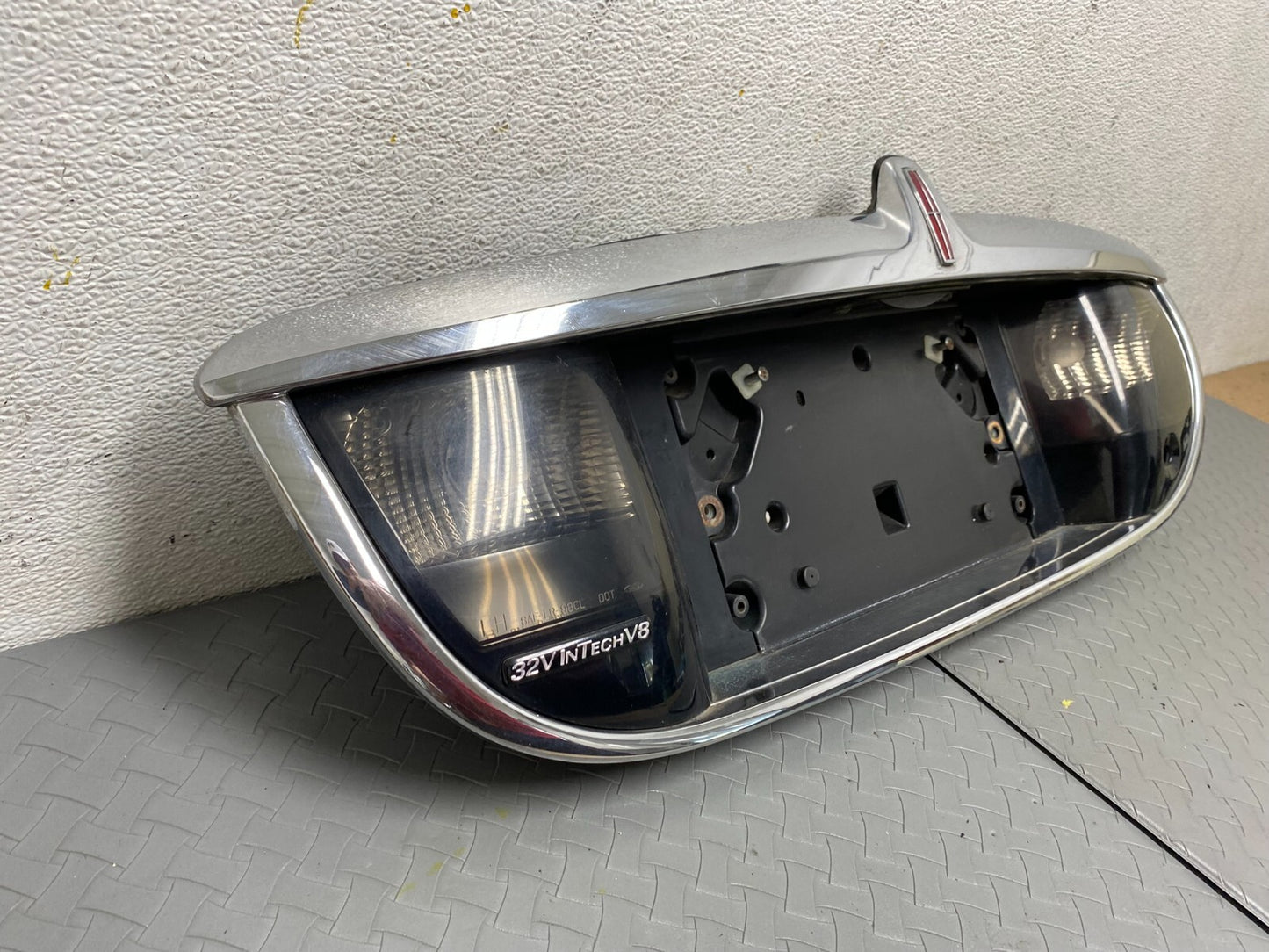1999-2002 Lincoln Continental License Plate Panel Backup Lights Trim Oem A33602