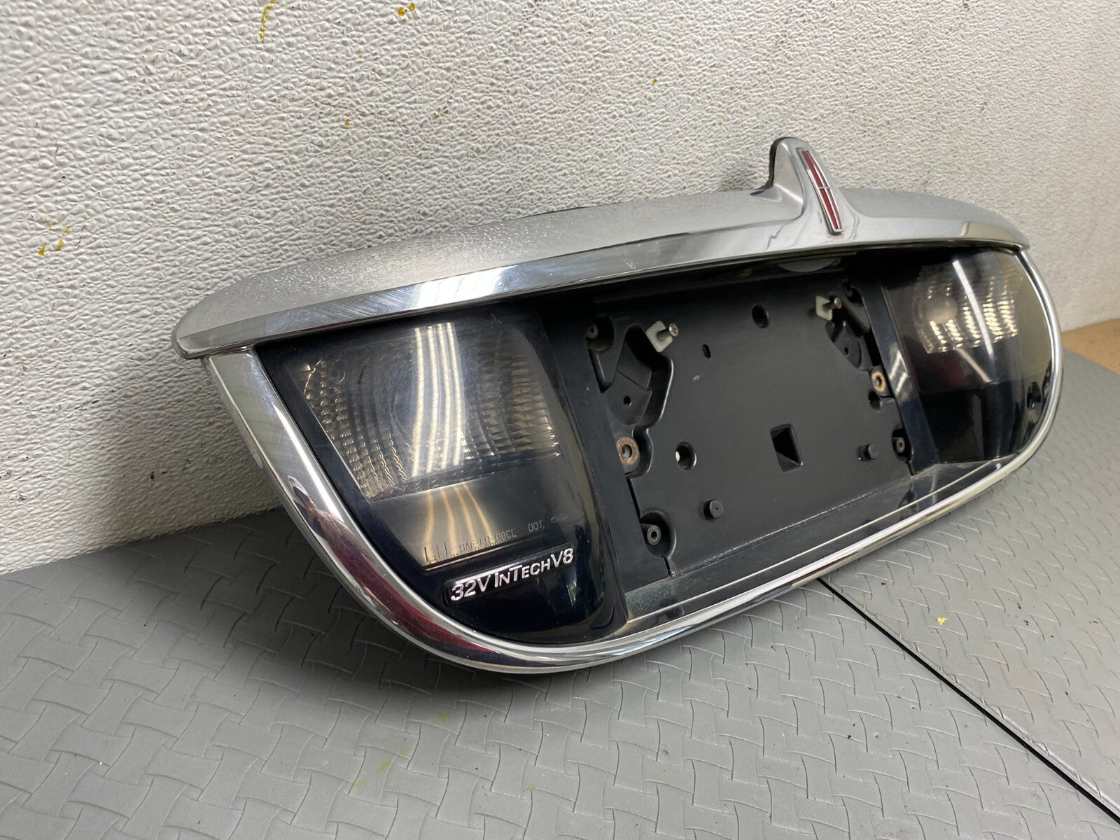 1999-2002 Lincoln Continental License Plate Panel Backup Lights Trim Oem A33602