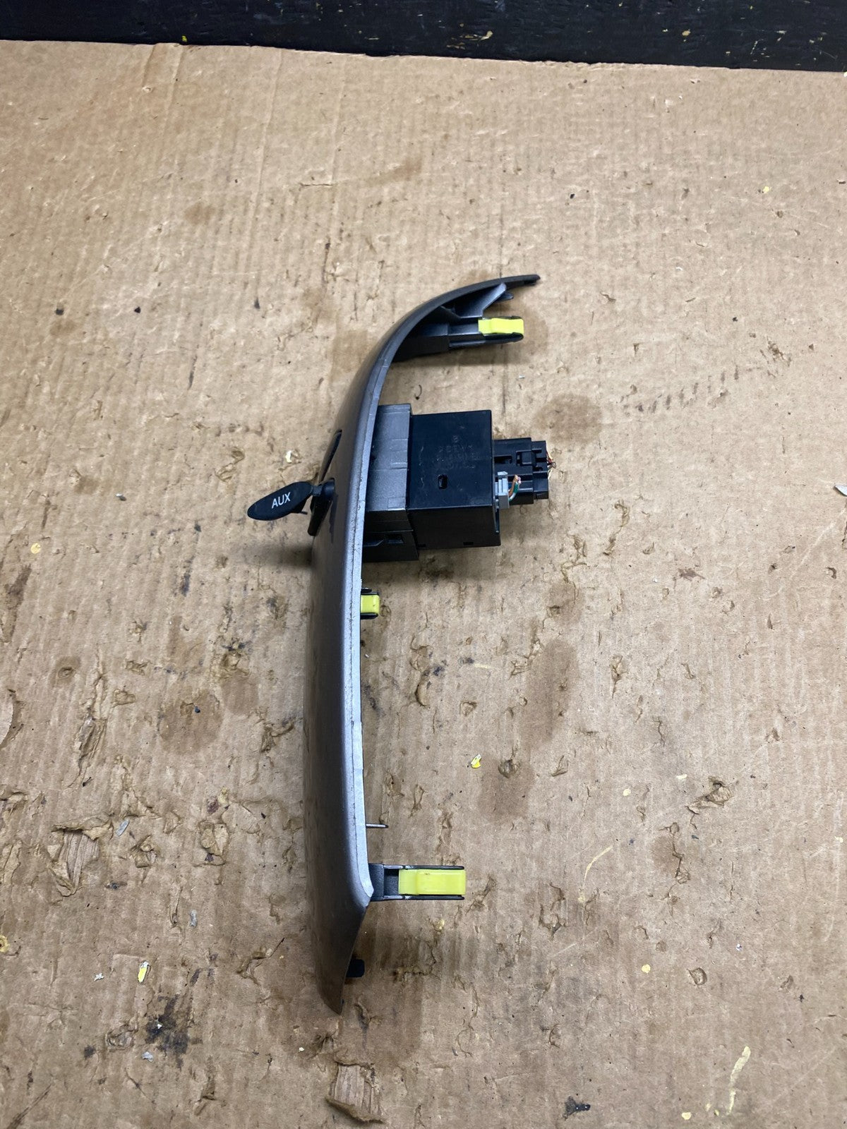2004 to 2010 Toyota Sienna Right Side Radio Switches Bezel Trim Z7260 DG1