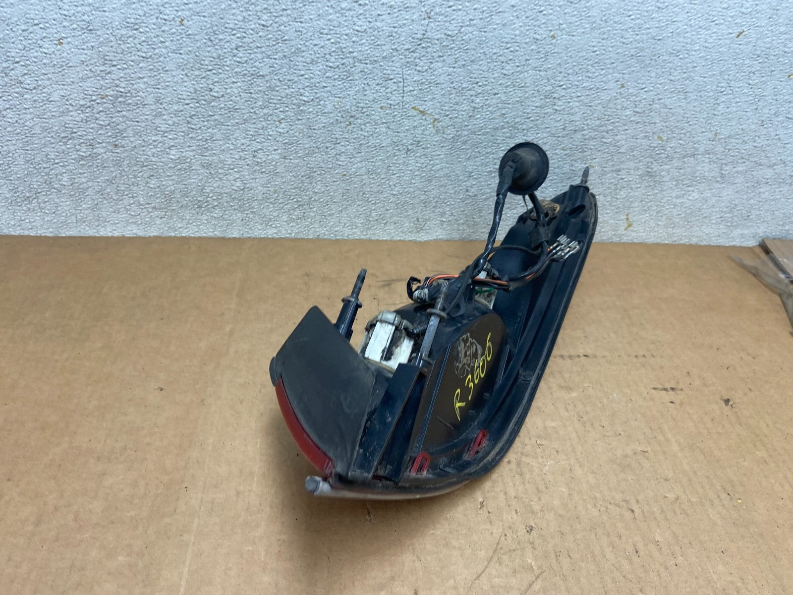 1997 - 1998 Lincoln Mark VIII 8 Left Driver LH Side Tail Light Oem R3606 DW5