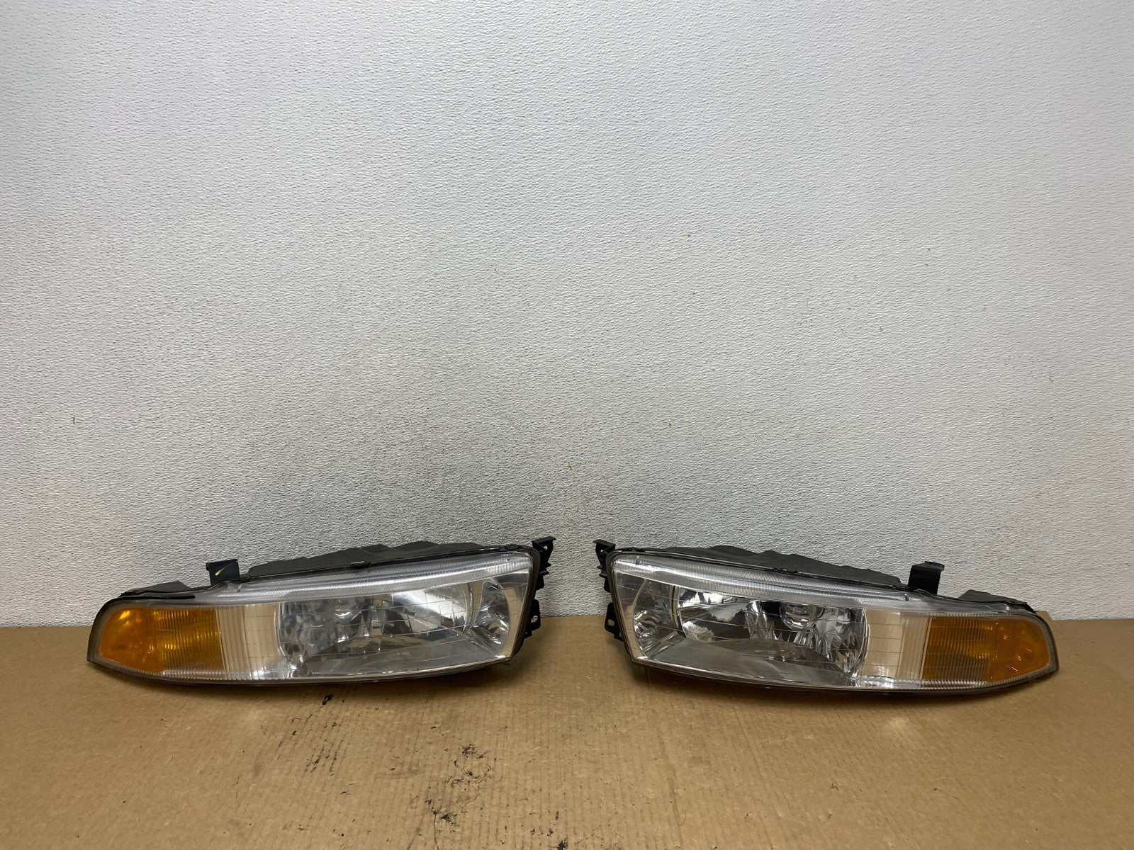 2002 to 2003 Mitsubishi Galant Left+Right Side Headlights AG2161 DW0