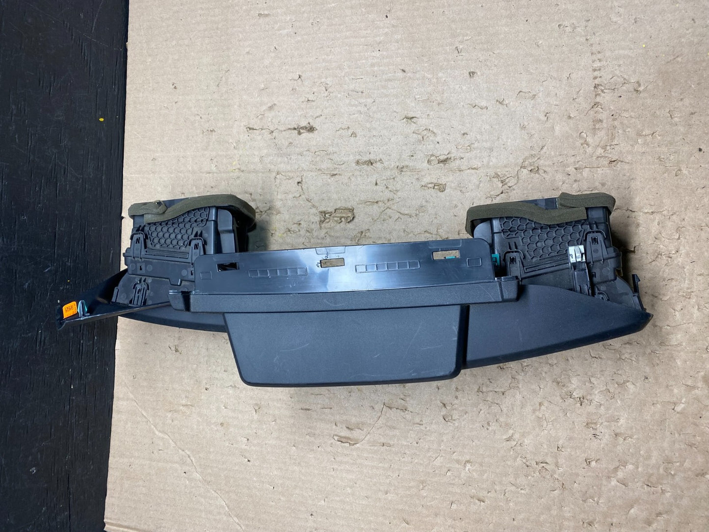 2020 to 2023 Ford Explorer Console Radio Display Screen Air Vents F9071 DG13