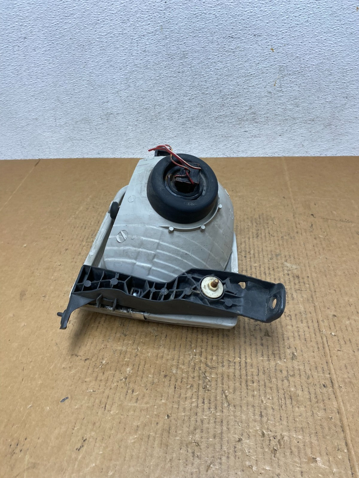 2001 to 2004 Toyota Sequoia Right Passenger RH Side Headlight Halogen AE1185 DW7