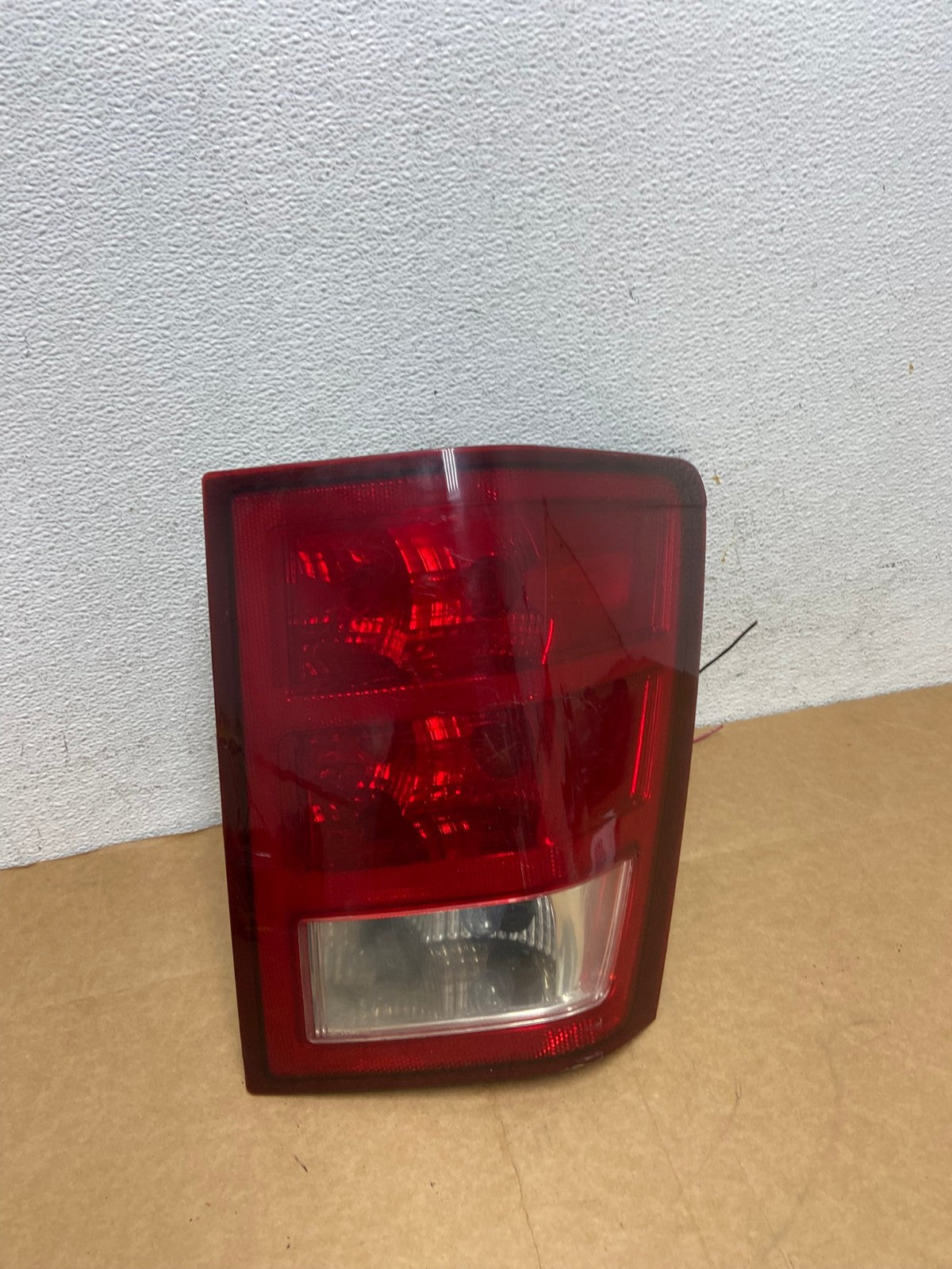2005 - 2006 Jeep Grand Cherokee Right Passenger Rh Tail Light AD4414 LK2