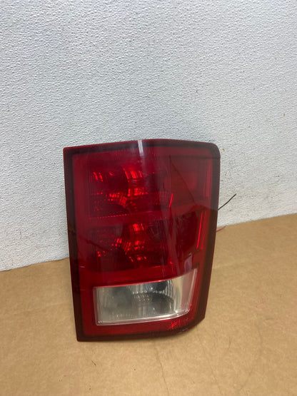 2005 - 2006 Jeep Grand Cherokee Right Passenger Rh Tail Light AD4414 LK2