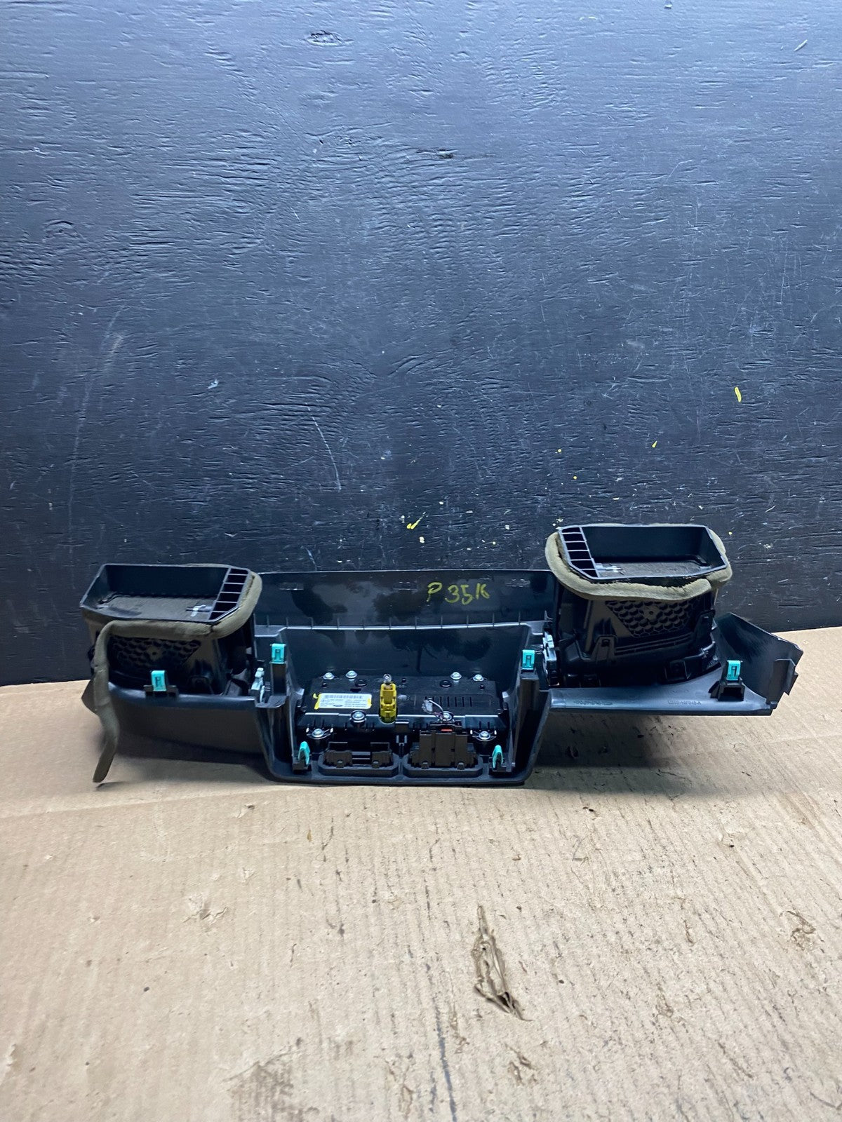 2020 to 2023 Ford  Explorer Console Radio Display Screen Air Vents Oem p3516 DG5