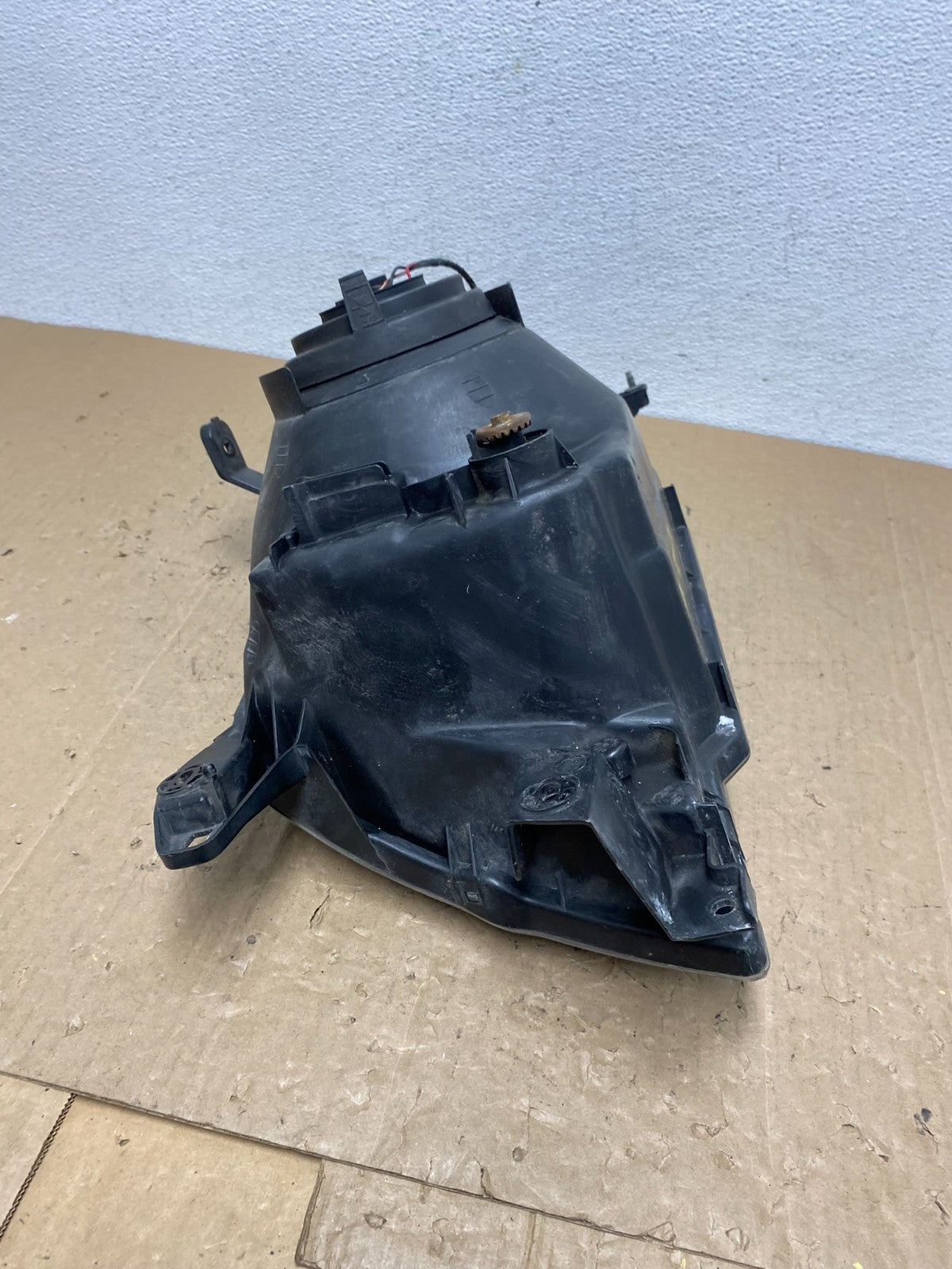 2000 to 2004 Mitsubishi Montero Pajero Right Passenger RH Headlight AC7249 DW8