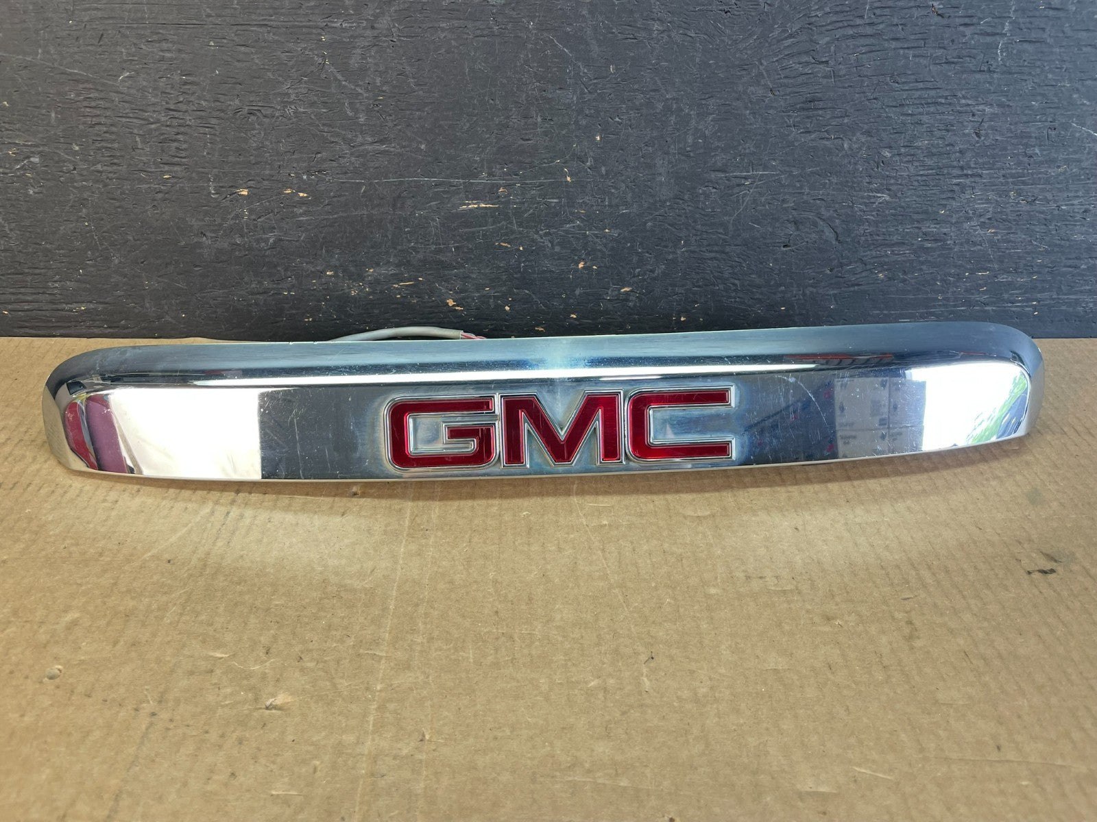 2007-2012 GMC Acadia Chrome Tailgate Rear Finish Molding Back W/Camera AF3784 DG0