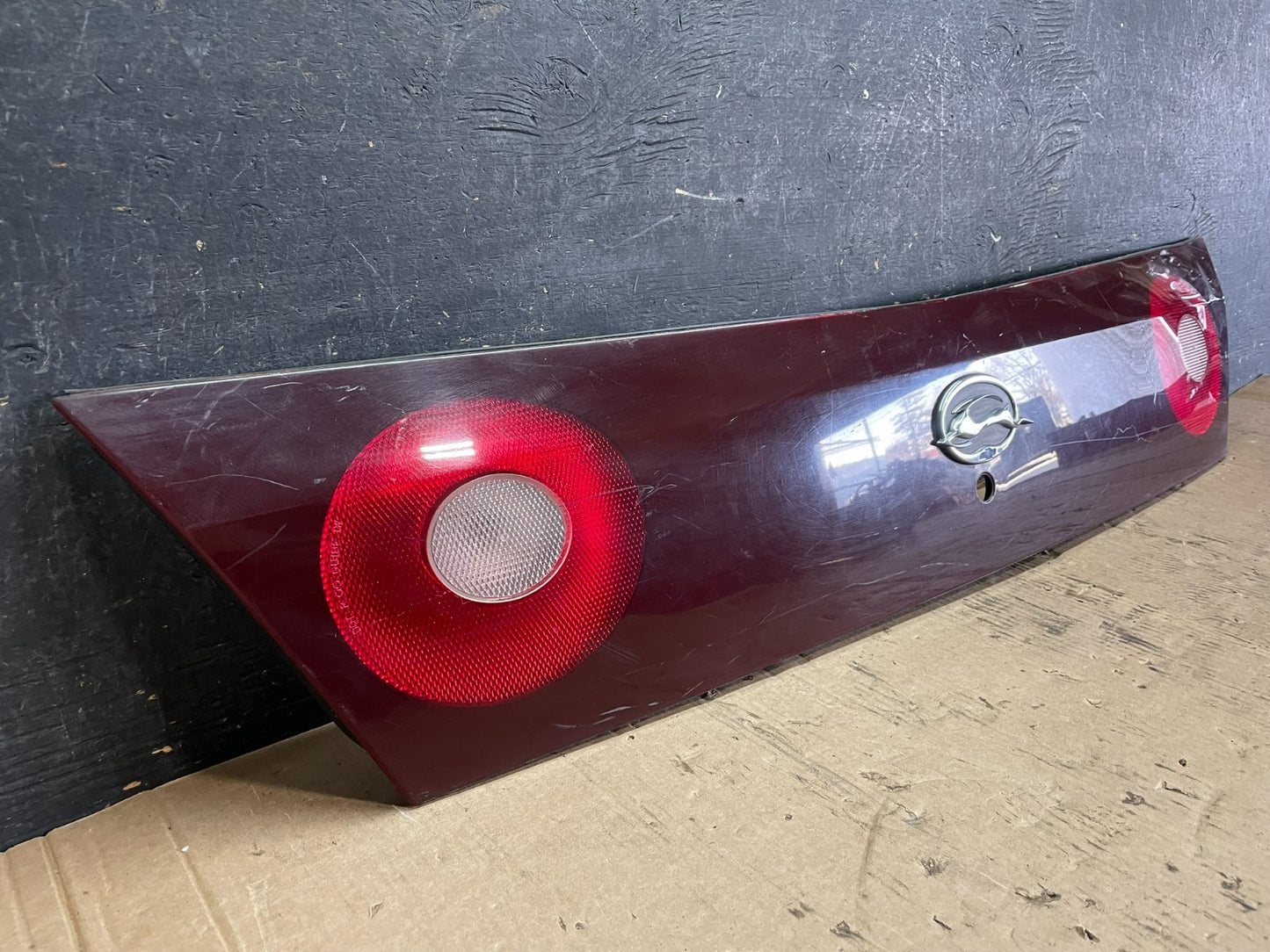 2000-2004 Chevrolet Impala Rear Trunk Center Finish Panel Tail Light Z5901 DG1