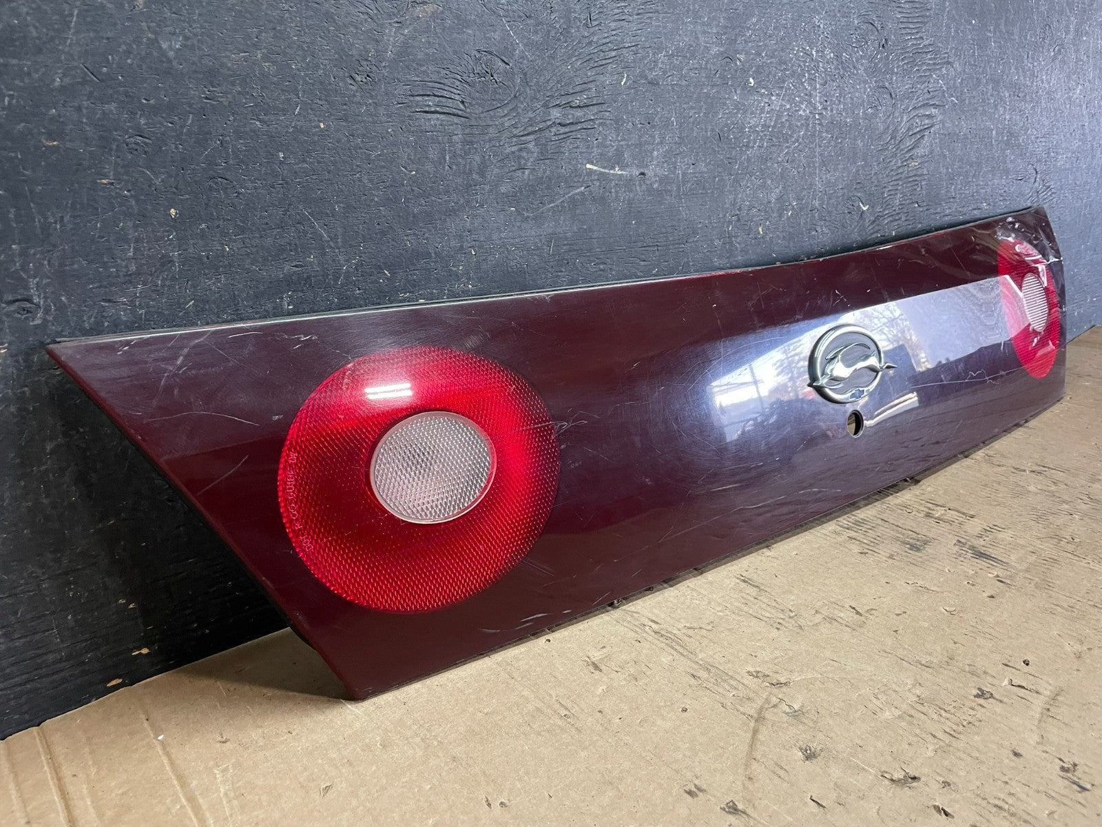 2000-2004 Chevrolet Impala Rear Trunk Center Finish Panel Tail Light Z5901 DG1