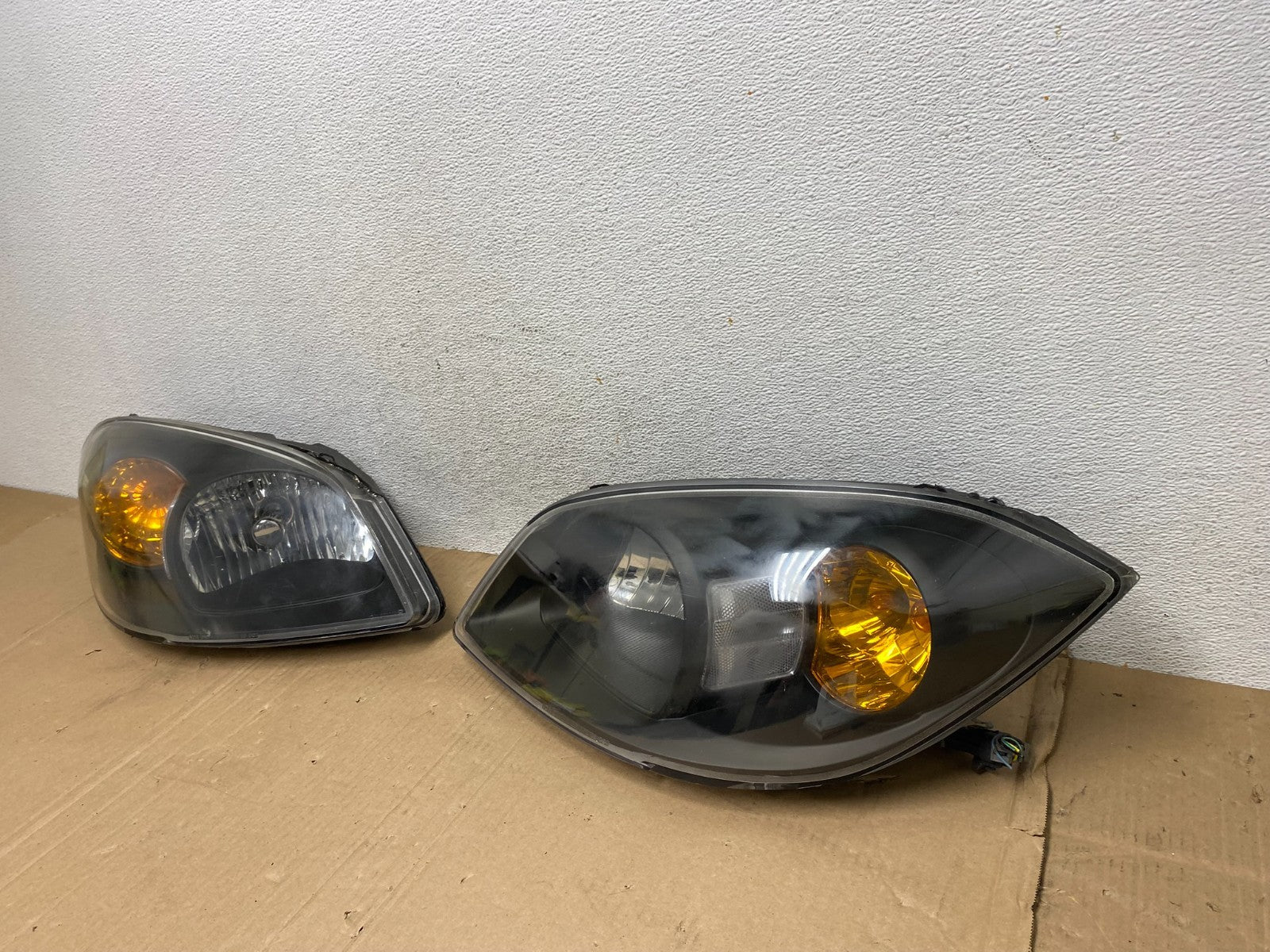 2005 - 2010 Chevrolet Cobalt Sedan Left+Right Set Headlights AE9100 DW1