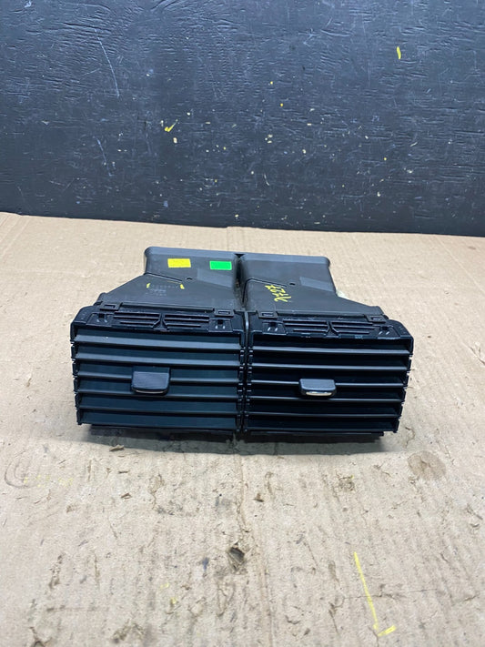 2007 to 2010 Saturn Outlook Dashborad Center Air Vent OEM p1727 DG0