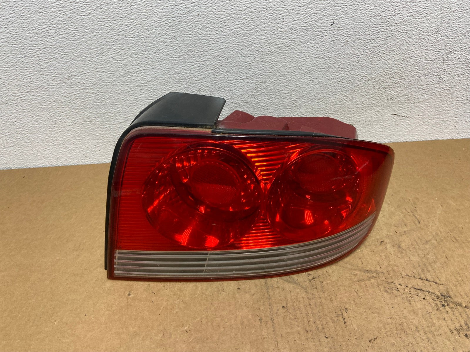 2002 - 2005 Hyundai Sonata Right Passenger RH Side Tail Light OEM AC2950 LK0