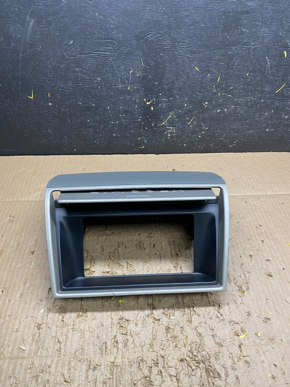 2003-2005 Lincoln Aviator Center Console Dash Trim Radio Cover  OEM V7483  DG6