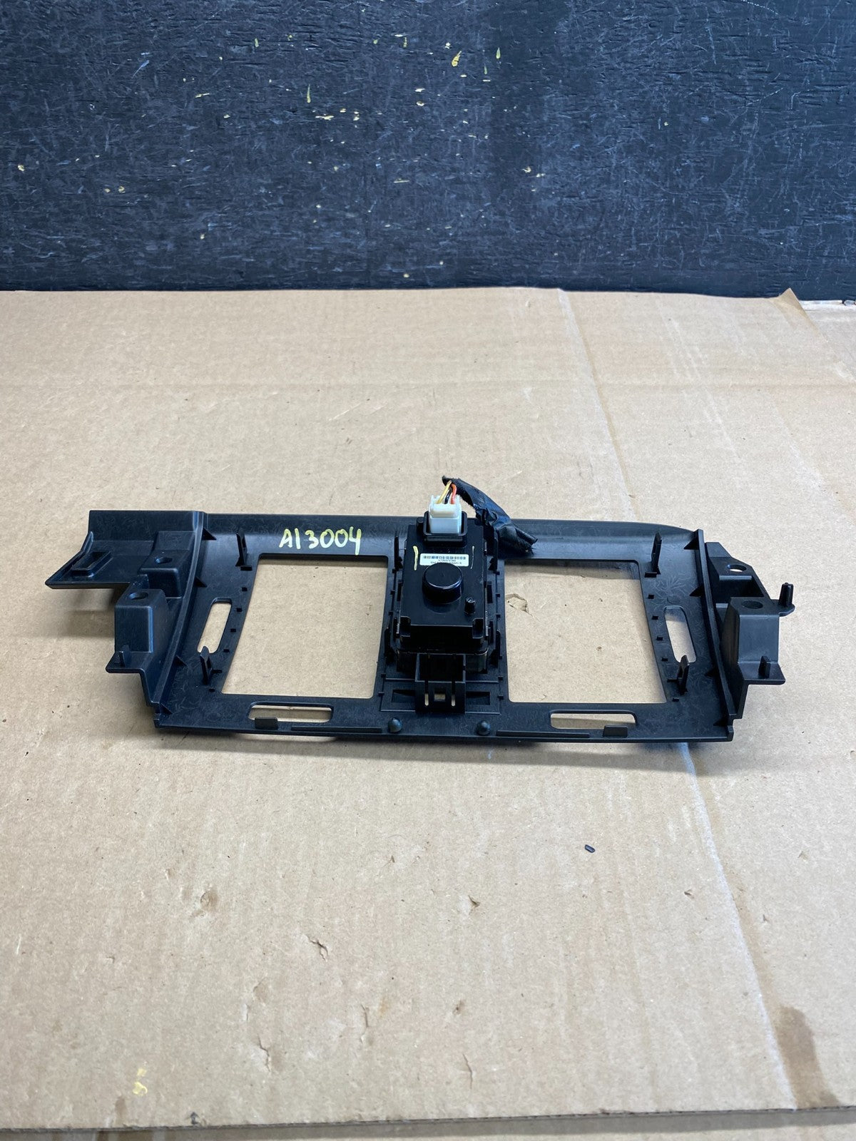 2006 to 2011 Cadillac DTS Dash Center Air Vent Heater Bezel ai3004 DG4