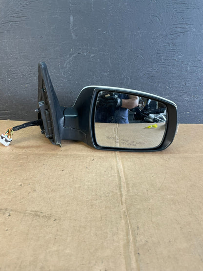 2011 to 2015 Kia Sorento Right Passenger Door Mirror Turn Signal AE0923 DW8