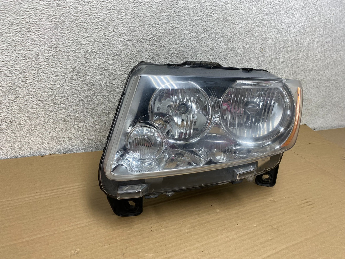 2011 to 2013 Jeep Grand Cherokee Halogen Left Driver Lh Headlight AG8839 DW1