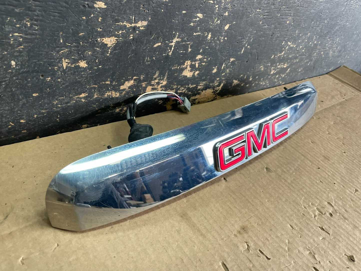 2007-2012 GMC Acadia Chrome Tailgate Rear Finish Molding Back W/Camera AB3093 DG1