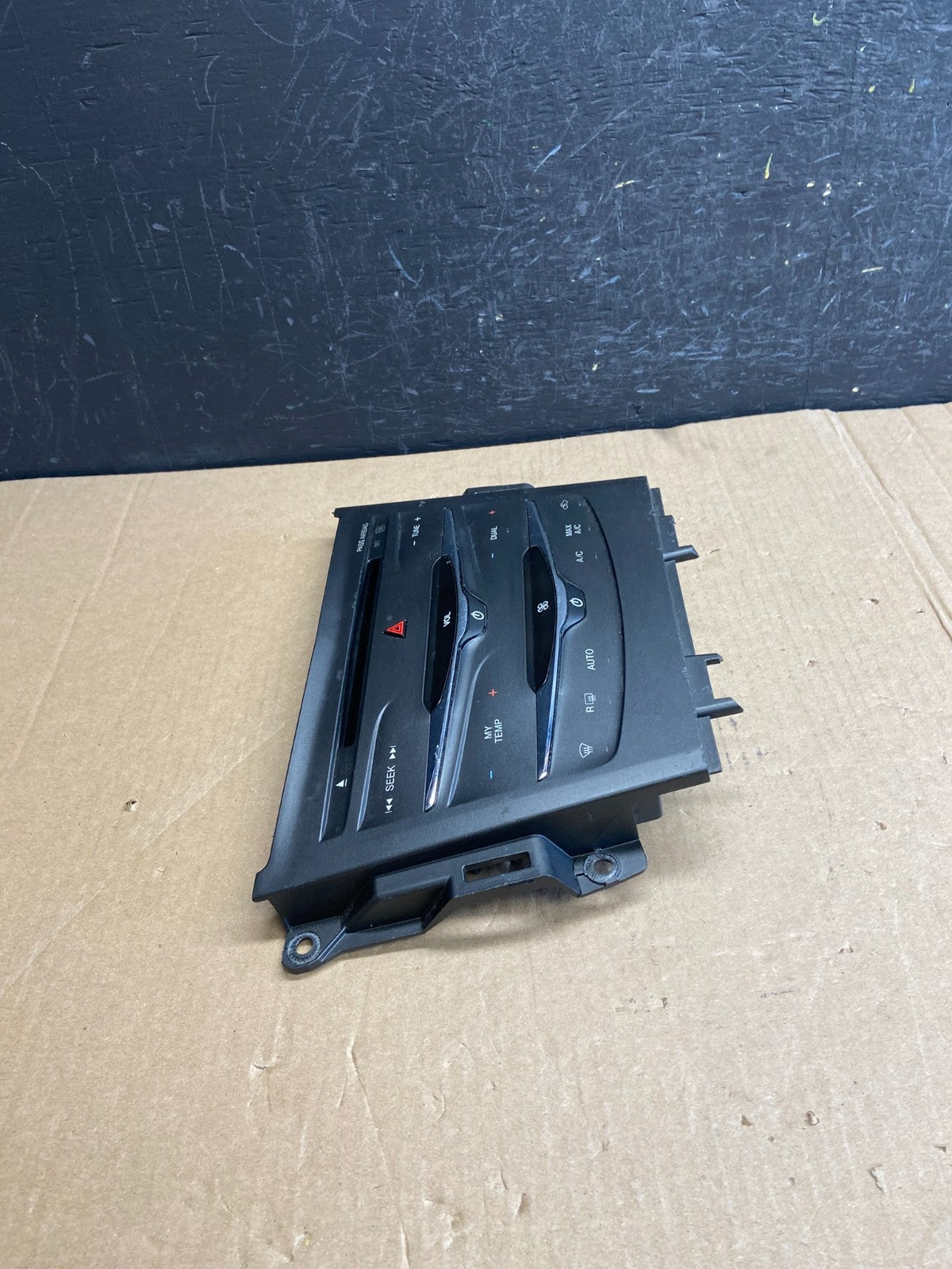 2013 to 2019 Lincoln MKT Radio Dual Climate Control Panel ae4413 DG1