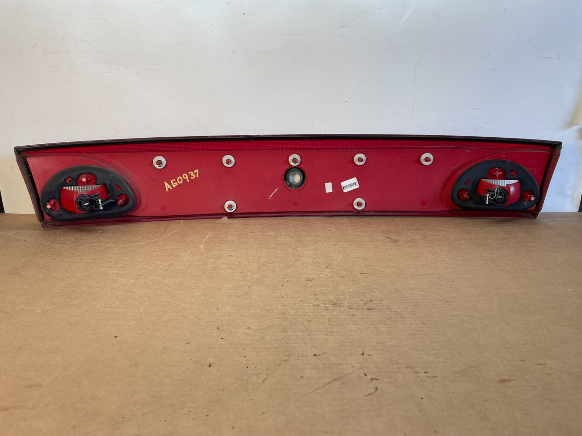 2003 2004 2005 Chevrolet Cavalier Rear Trunk LID Center Tail Light AG0937 DG4