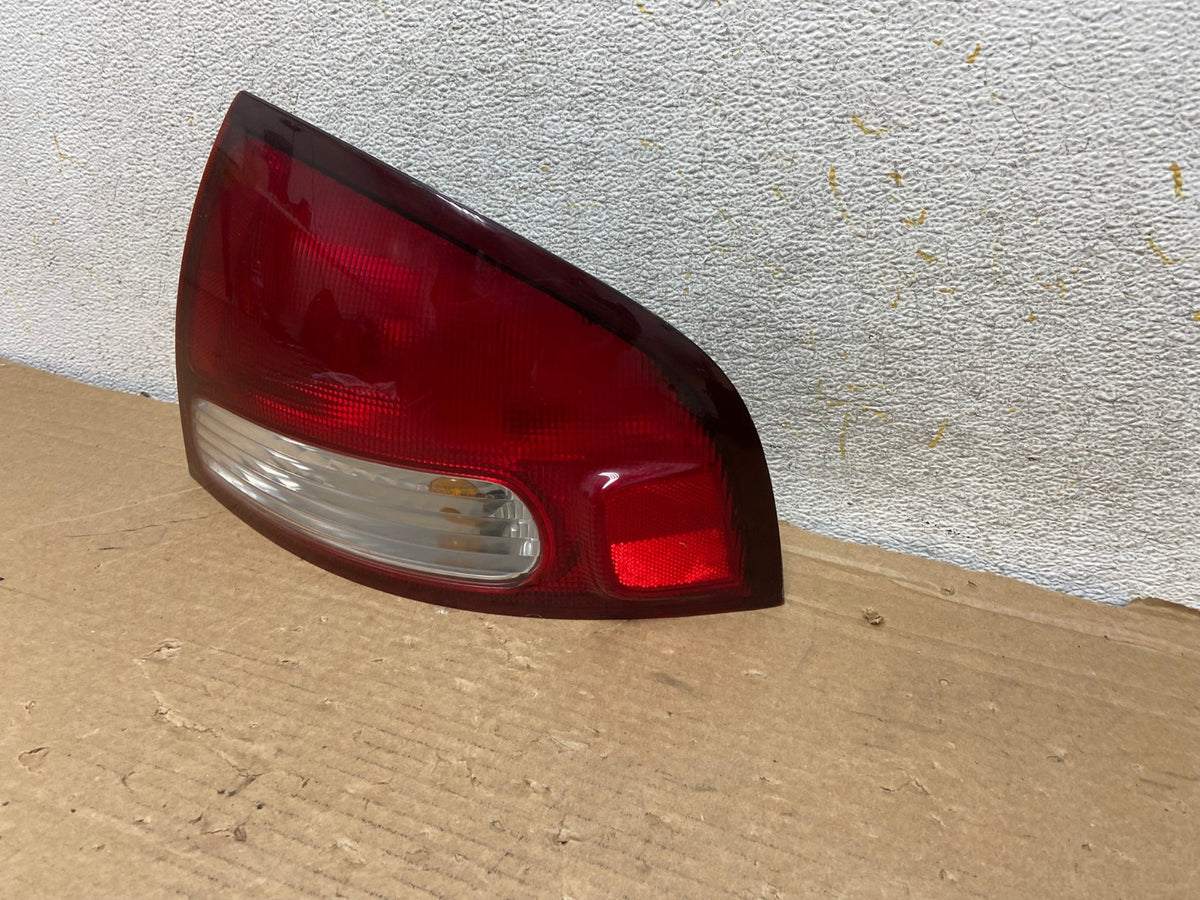 2000 2001 2002 2003 Nissan Sentra Right Passenger Side Tail Light AH8903 LK2