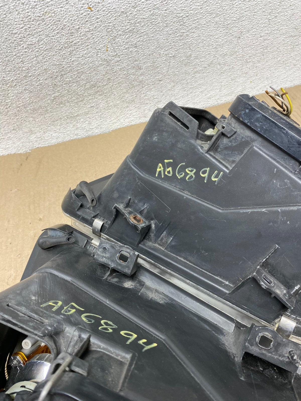 2002 to 2004 Volkswagen Jetta Left+Right Headlights AG6894 DW13