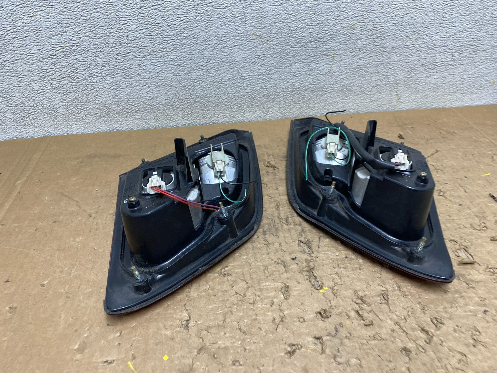 2000 - 2001 Infiniti i30 Left+Right Side Tail Lights Inner Oem V8441 DW9