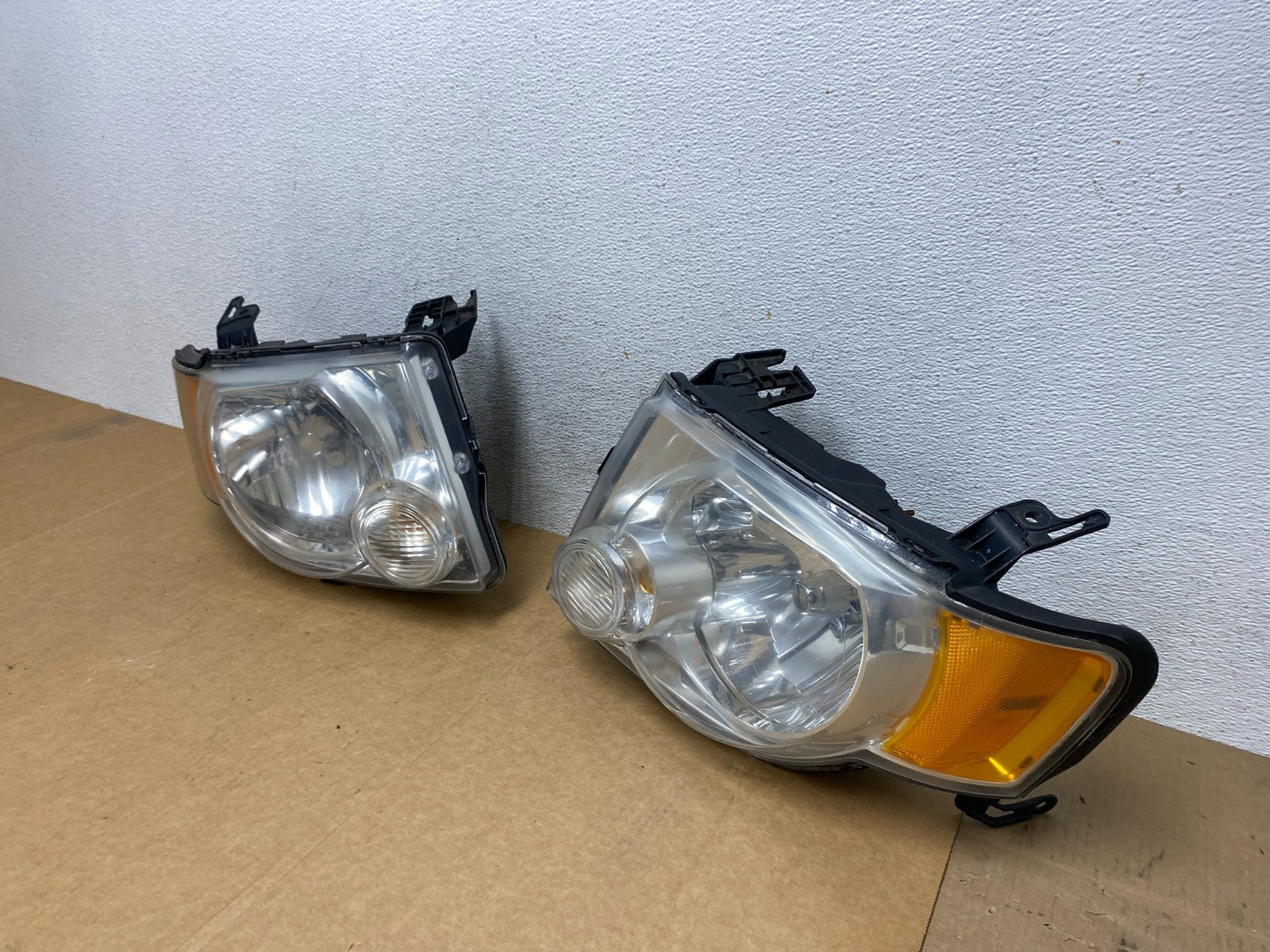 2008 to 2012 Ford Escape Headlights Left+Right Side Set Halogen AE2908 DW1