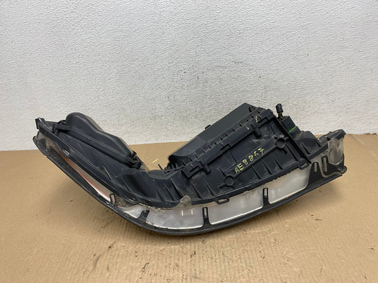 2005 to 2011 Lincoln Town Car Left Driver LH Side Headlight AE8867 LK10